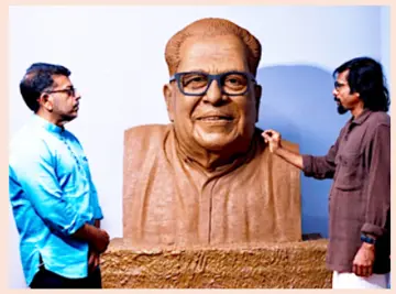 ഉണ്ണി കാനായി നിർമിക്കുന്ന വി എസിന്റെ ശിൽപം മകൻ
വി എ അരുൺകുമാർ കാണാൻ എത്തിയപ്പോൾ