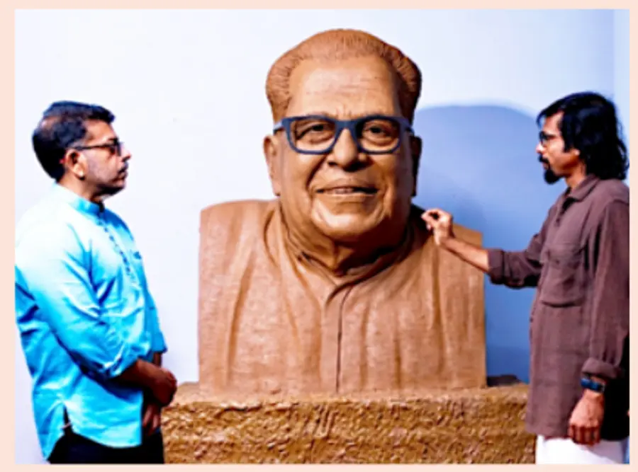 ഉണ്ണി കാനായി നിർമിക്കുന്ന വി എസിന്റെ ശിൽപം മകൻ
വി എ അരുൺകുമാർ കാണാൻ എത്തിയപ്പോൾ