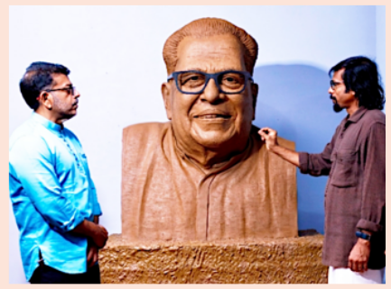 ഉണ്ണി കാനായി നിർമിക്കുന്ന വി എസിന്റെ ശിൽപം മകൻ  വി എ അരുൺകുമാർ കാണാൻ എത്തിയപ്പോൾ