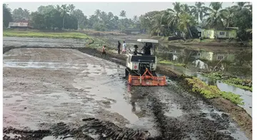 ട്രാക്ക് ട്രാക്ടർ ഉപയോഗിച്ച് നിലമുഴുന്നു