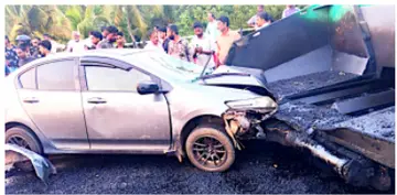 പെരുമ്പളം പാലത്തിൽ വെള്ളി വൈകിട്ട് ബൈക്ക് യാത്രക്കാരെ ഇടിച്ചിട്ടശേഷം ടാറിങ് യന്ത്രത്തിൽ ഇടിച്ചുനിന്ന കാർ