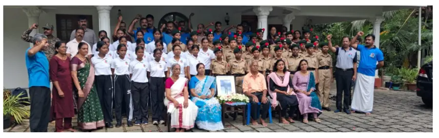 ഗവ. ഡിവിഎച്ച്എസ്എസ് ചാരമംഗലം എൻസിസി കേഡറ്റുകൾ വീരമൃത്യു വരിച്ച ലെഫ്റ്റനന്റ് അനൂപ്കുമാറിന്റെ വസതിയിൽ കുടുംബാംഗങ്ങൾക്ക് ഒപ്പം