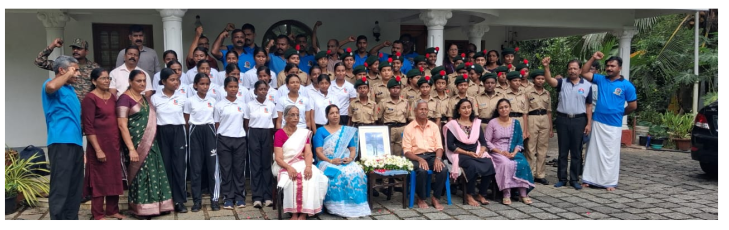 ഗവ. ഡിവിഎച്ച്എസ്എസ് ചാരമംഗലം എൻസിസി കേഡറ്റുകൾ വീരമൃത്യു വരിച്ച ലെഫ്റ്റനന്റ് അനൂപ്‌കുമാറിന്റെ വസതിയിൽ കുടുംബാംഗങ്ങൾക്ക് ഒപ്പം