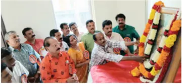 വയലാർ ഫാൻസ്‌ നേതൃത്വത്തിൽ അനശ്വരകവി വയലാർ രാമവർമയുടെ സ്‌മൃതിമണ്ഡപത്തിൽ പുഷ്‌പാർച്ചന നടത്തുന്നു