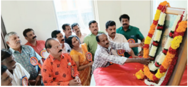 വയലാർ ഫാൻസ്‌ നേതൃത്വത്തിൽ അനശ്വരകവി വയലാർ രാമവർമയുടെ സ്‌മൃതിമണ്ഡപത്തിൽ പുഷ്‌പാർച്ചന നടത്തുന്നു