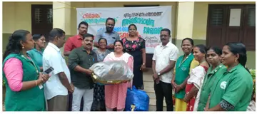 പുന്നപ്ര വടക്ക് പഞ്ചായത്തിലെ അജൈവ മാലിന്യ ശേഖരണം പ്രസിഡന്റ അജിത ശശി ഉദ്ഘാടനംചെയ്യുന്നു
