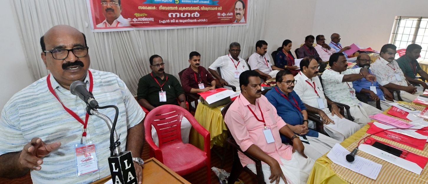 കേരള സ്റ്റേറ്റ് സെക്യൂരിറ്റി ആൻഡ്‌ ഹൗസ് കീപ്പിങ് എംപ്ലോയീസ് ഫെഡറേഷൻ സംസ്ഥാന സമ്മേളനം  സിഐടിയു അഖിലേന്ത്യാ ട്രഷറർ എം സായ്ബാബു ഉദ്‌ഘാടനം ചെയ്യുന്നു