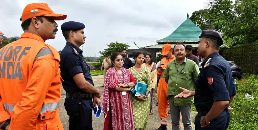 ദേശീയ ദുരന്തനിവാരണ സേനാംഗങ്ങൾ തെന്മല ഡാമിലെത്തി ജീവനക്കാരോട് സംസാരിക്കുന്നു