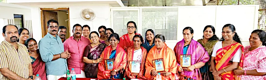 മാന്നാർ പഞ്ചായത്ത് അങ്കണവാടി ജീവനക്കാർക്ക് നൽകിയ യാത്രയയപ്പ് സമ്മേളനം പഞ്ചായത്ത് പ്രസിഡന്റ്
ബി കെ പ്രസാദ് ഉദ്ഘാടനംചെയ്യുന്നു