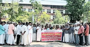ക്ഷേമപെൻഷൻ വിതരണ അട്ടിമറിക്കെതിരെ സീനിയർ സിറ്റിസൺസ് ഫ്രണ്ട്സ് വെൽഫെയർ അസോസിയേഷൻ ജില്ലാ കമ്മിറ്റി നടത്തിയ കലക്‌ടറേറ്റ്‌ മാർച്ച്‌ ജില്ലാ പ്രസിഡന്റ് ആർ ഗംഗാധരൻ ഉദ്ഘാടനംചെയ്യുന്നു