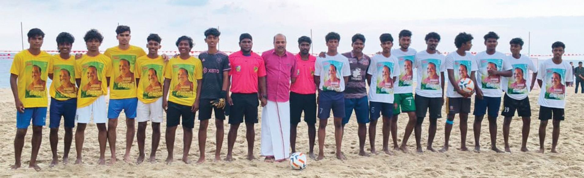 തെരഞ്ഞെടുപ്പ് പ്രചാരണാർഥം സംഘടിപ്പിച്ച സെവൻസ് ഫുട്ബോൾ മത്സരത്തിൽ പങ്കെടുത്ത ടീമുകളോടൊപ്പം ജില്ലാ പഞ്ചായത്ത് മാരാരിക്കുളം ഡിവിഷൻ എൽഡിഎഫ് സ്ഥാനാർഥി ആർ റിയാസ്