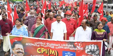 സിപിഐ എം സംസ്ഥാന സെക്രട്ടറി എം വി ഗോവിന്ദന്റെ നേതൃത്വത്തിൽ ഷൊർണൂർ റെയിൽവേ സ്റ്റേഷനിലേക്ക് നടത്തിയ പ്രതിഷേധ മാർച്ച്