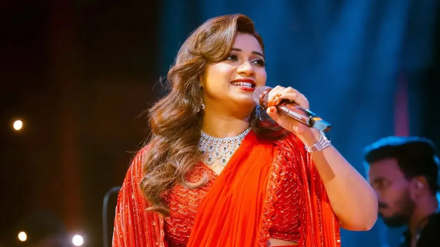 ചിക്നി ചമേലി പോലെയുള്ള ഗാനങ്ങൾ ഇനി ആലപിക്കില്ലെന്ന് വ്യക്തമാക്കി പ്രശസ്ത പിന്നണി ഗായിക ശ്രേയ ഘോഷാൽ. ഒരു പ്രമുഖ മാധ്യമത്തിന് നൽകിയ അഭിമുഖത്തിലാണ് താരത്തിന്റെ ഈ തുറന്നുപറച്ചിൽ