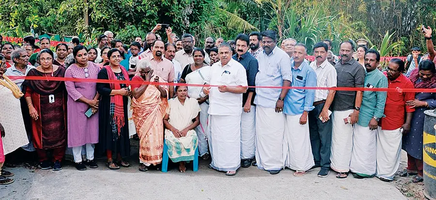 മന്ത്രി സജി ചെറിയാൻ കളപ്പുരപ്പടി പെരുങ്കണ്ണാരിപ്പടി തൊഴിപ്പാട് ബണ്ട് റോഡ് ഉദ്ഘാടനംചെയ്യുന്നു