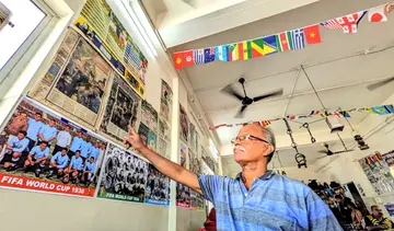 കമല ഹോട്ടലിന്റെ ചുവരുകളില് പതിച്ച ഫുട്ബോള് ലോകകപ്പ്
പോസ്റ്ററുകള്ക്കരികെ ഉടമ ശിവദാസന്