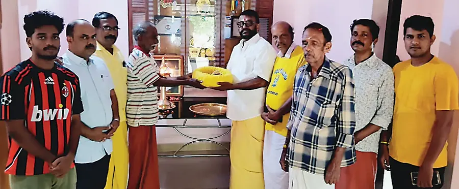 ശിവഗിരി തീർഥാടന നഗറിലേക്കുള്ള കൊടിക്കയർ തിരുനല്ലൂർ തെക്കേവെളിയിൽ വി എം വാസപ്പനിൽനിന്ന്
ചേർത്തല താലൂക്ക് മഹാസമാധി ദിനാചരണ കമ്മിറ്റി ചെയർമാൻ വിജയഘോഷ് ചാരങ്കാട്ട് ഏറ്റുവാങ്ങുന്നു