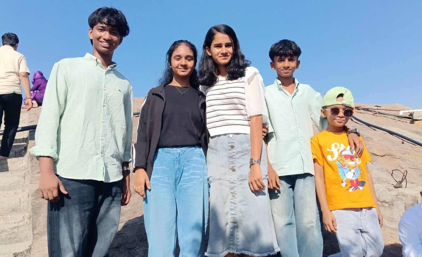വിനോദ യാത്രക്കിടെ  കർണാടകയിലെ ഹമ്പിയിൽ ശ്രീനന്ദയും കൂട്ടുകാരും 