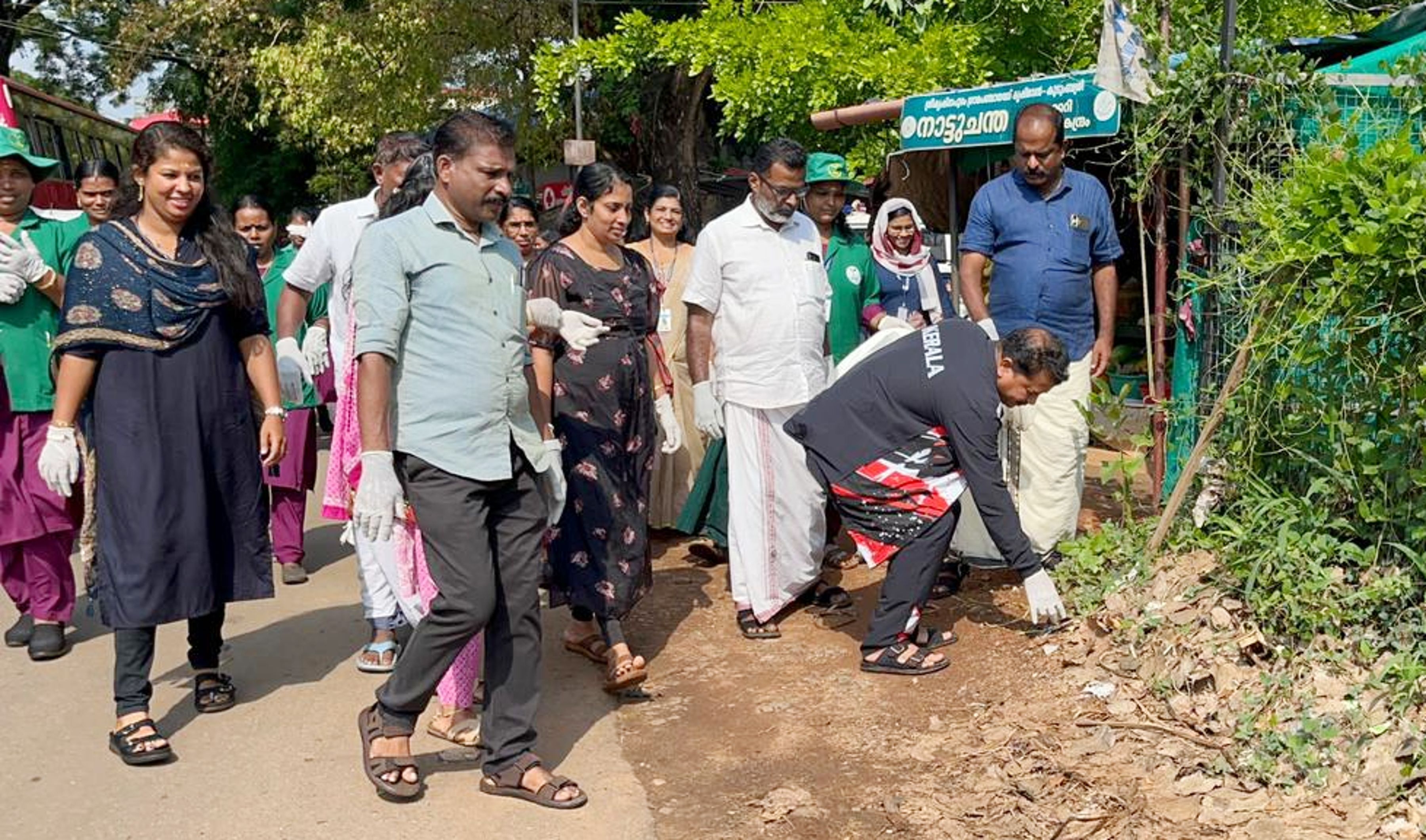 ശ്രീകൃഷ്ണപുരം പഞ്ചായത്തിന്റെ നേതൃത്വത്തില്‍ നടന്ന പാതയോര ശുചീകരണം
