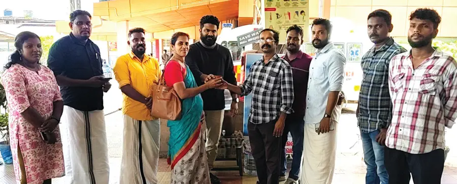 ഡിവൈഎഫ്ഐ സ്നേഹം ഒരു കുമ്പിൾ പദ്ധതി ബ്ലോക്ക് സെക്രട്ടറി എ എ അക്ഷയ് അക്ഷയ് ഉദ്ഘാടനംചെയ്യുന്നു