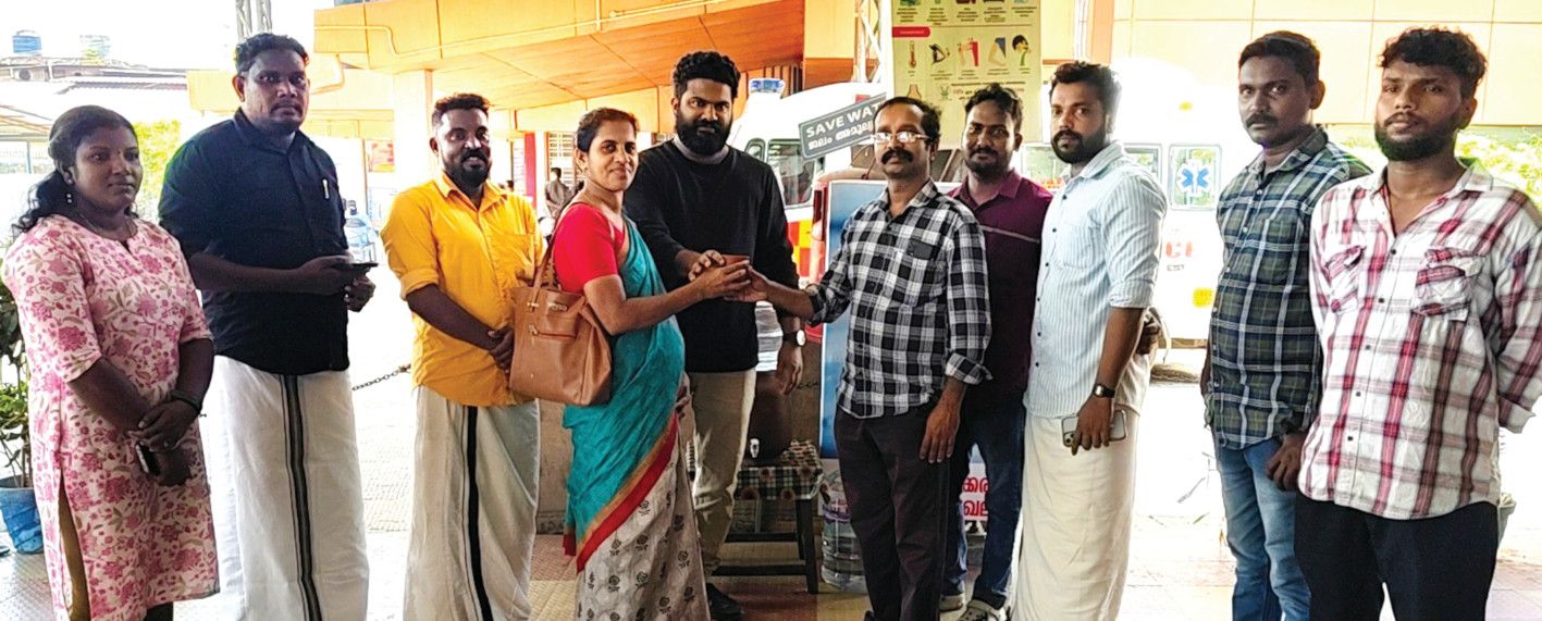 ഡിവൈഎഫ്ഐ സ്നേഹം ഒരു കുമ്പിൾ പദ്ധതി ബ്ലോക്ക് സെക്രട്ടറി എ എ അക്ഷയ് അക്ഷയ് ഉദ്ഘാടനംചെയ്യുന്നു