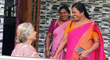 ജില്ലാ പഞ്ചായത്ത് കുണ്ടറ ഡിവിഷന്‍ എല്‍ഡിഎഫ് സ്ഥാനാര്‍ഥി ശോഭന ശ്രീനിവാസന്‍ വീടുകയറി വോട്ട് അഭ്യര്‍ഥിക്കുന്നു 