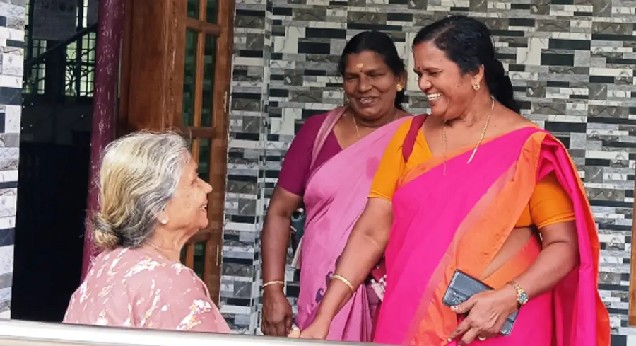 ജില്ലാ പഞ്ചായത്ത് കുണ്ടറ ഡിവിഷന്‍ എല്‍ഡിഎഫ് സ്ഥാനാര്‍ഥി ശോഭന ശ്രീനിവാസന്‍ വീടുകയറി വോട്ട് അഭ്യര്‍ഥിക്കുന്നു 