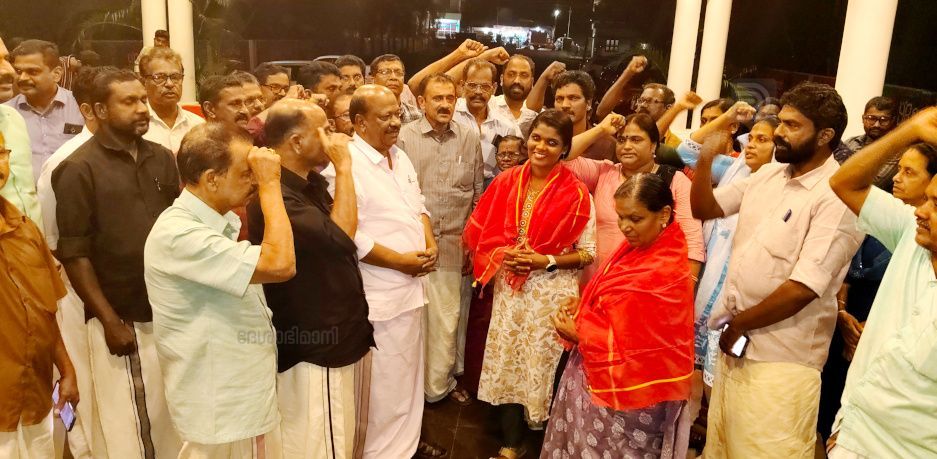 ശൂരനാട് സമരസേനാനി അയണിവിള കുഞ്ഞുപിള്ളയുടെ കുടുംബം സിപിഐ എം നേതാക്കൾക്കൊപ്പം 
