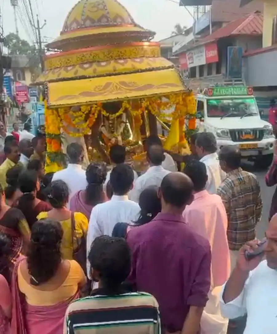 തിരുനല്ലൂർ ശ്രീവിശാഖപുരം ക്ഷേത്രാങ്കണത്തിൽ സ്ഥാപിക്കാനുള്ള
ശ്രീനാരായണഗുരു പ്രതിമയ്ക്ക് പള്ളിപ്പുറം സെന്റ് മേരീസ് ഫൊറോന പള്ളി
നൽകിയ വരവേൽപ്പ്