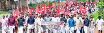 സിപിഐ എം ശ്രീകൃഷ്ണപുരം ഏരിയ കമ്മിറ്റി നേതൃത്വത്തിൽ ശ്രീകൃഷ്‌ണപുരം പൊലീസ്‌ സ്‌റ്റേഷനിലേക്ക് നടത്തിയ മാർച്ച്‌