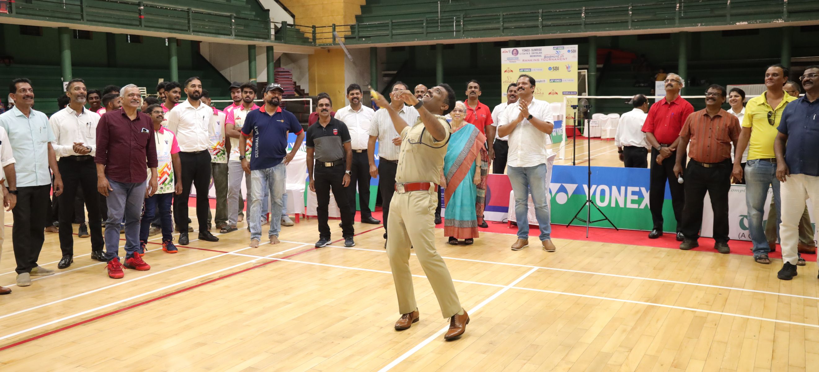 എൻ എസ് ദയാലൻ മെമ്മോറിയൽ കേരള സ്റ്റേറ്റ് സീനിയർ ആന്‍ഡ് അണ്ടർ 19 ഷട്ടിൽ ബാഡ്മിന്റൺ റാങ്കിങ്  ടൂര്‍ണമെന്റ് തൃശൂര്‍ റേഞ്ച് ഡിഐജി ഹരിശങ്കർ ഉദ്ഘാടനം ചെയ്യുന്നു