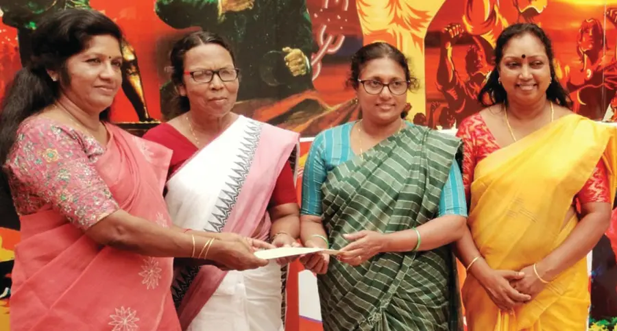 സ്ത്രീ ശബ്ദം വരിക്കാരുടെ ലിസ്റ്റും വരിസംഖ്യയും അഖിലേന്ത്യ ജനാധിപത്യ മഹിളാ അസോസിയേഷൻ ജില്ല പ്രസിഡന്റ്  ലീല അഭിലാഷ്, വൈസ് പ്രസിഡന്റ് ബെറ്റ്സി ജിനുവിൽ നിന്ന് ഏറ്റുവാങ്ങുന്നു