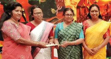സ്ത്രീ ശബ്ദം വരിക്കാരുടെ ലിസ്റ്റും വരിസംഖ്യയും അഖിലേന്ത്യ ജനാധിപത്യ മഹിളാ അസോസിയേഷൻ ജില്ല പ്രസിഡന്റ്  ലീല അഭിലാഷ്, വൈസ് പ്രസിഡന്റ് ബെറ്റ്സി ജിനുവിൽ നിന്ന് ഏറ്റുവാങ്ങുന്നു