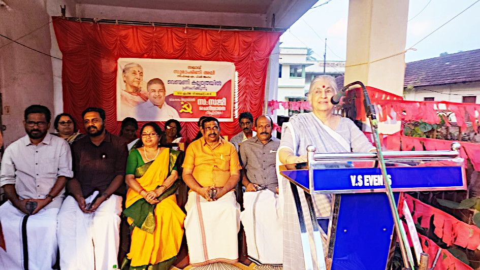 ചെങ്ങന്നൂരിൽ എൽഡിഎഫ-്‌ സ്ഥാനാർഥി സജി ചെറിയാന്റെ തെരഞ്ഞെടുപ്പ് പ്രചാരണ യോഗം സിപിഐ എം പൊളിറ്റ് ബ്യൂറോ അംഗം സുഭാഷിണി അലി ഉദ്‌ഘാടനംചെയ്യുന്നു