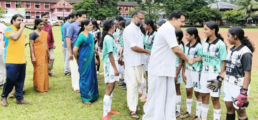 സുബ്രതോ മുഖര്ജി ഫുട്ബോള് ടൂര്ണമെന്റ് ഉദ്ഘാടനം ചെയ്ത കെ പ്രേംകുമാർ എംഎൽഎ താരങ്ങളെ പരിചയപ്പെടുന്നു