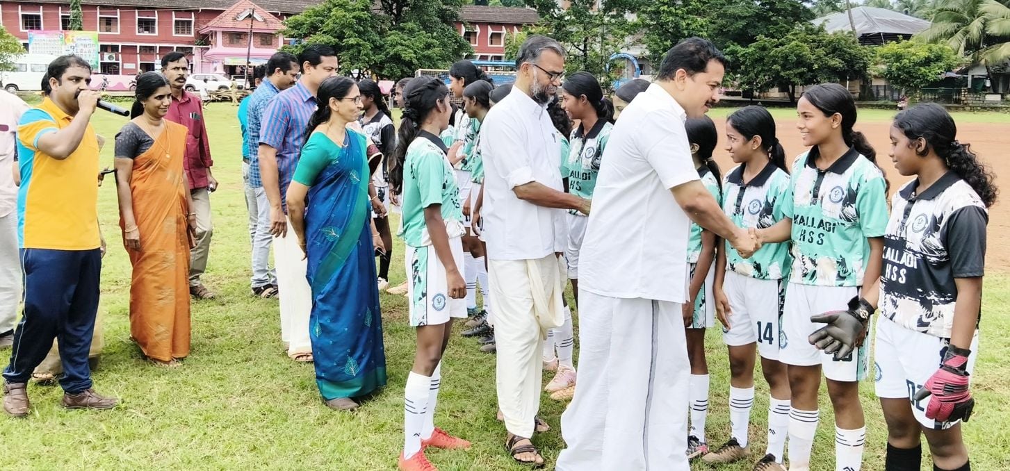 സുബ്രതോ മുഖര്‍ജി ഫുട്ബോള്‍ ടൂര്‍ണമെന്റ് ഉദ്ഘാടനം ചെയ്ത കെ പ്രേംകുമാർ എംഎൽഎ താരങ്ങളെ പരിചയപ്പെടുന്നു