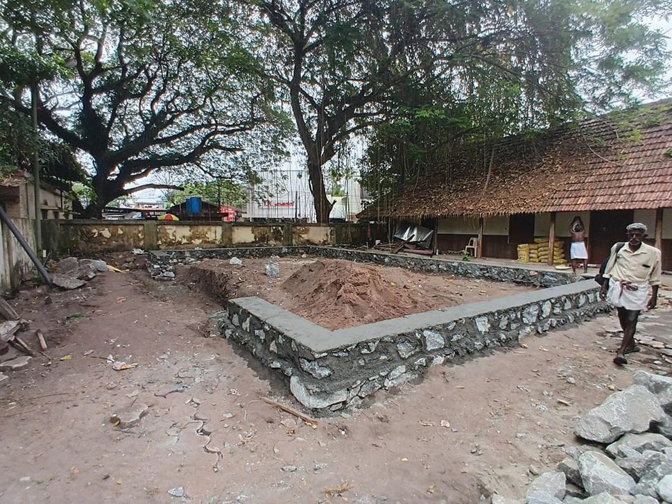 ചേര്‍ത്തല കാര്‍ത്യായനി ദേവിക്ഷേത്രത്തില്‍ നഗരസഭ നിര്‍മിക്കുന്ന ശുചിമുറി  സമുച്ചയ നിര്‍മാണം നിര്‍ത്തിവച്ചപ്പോള്‍