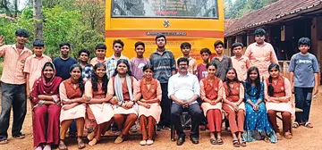 അധ്യാപകന്‍ എൽ സുഗതനും വിദ്യാർഥികളും