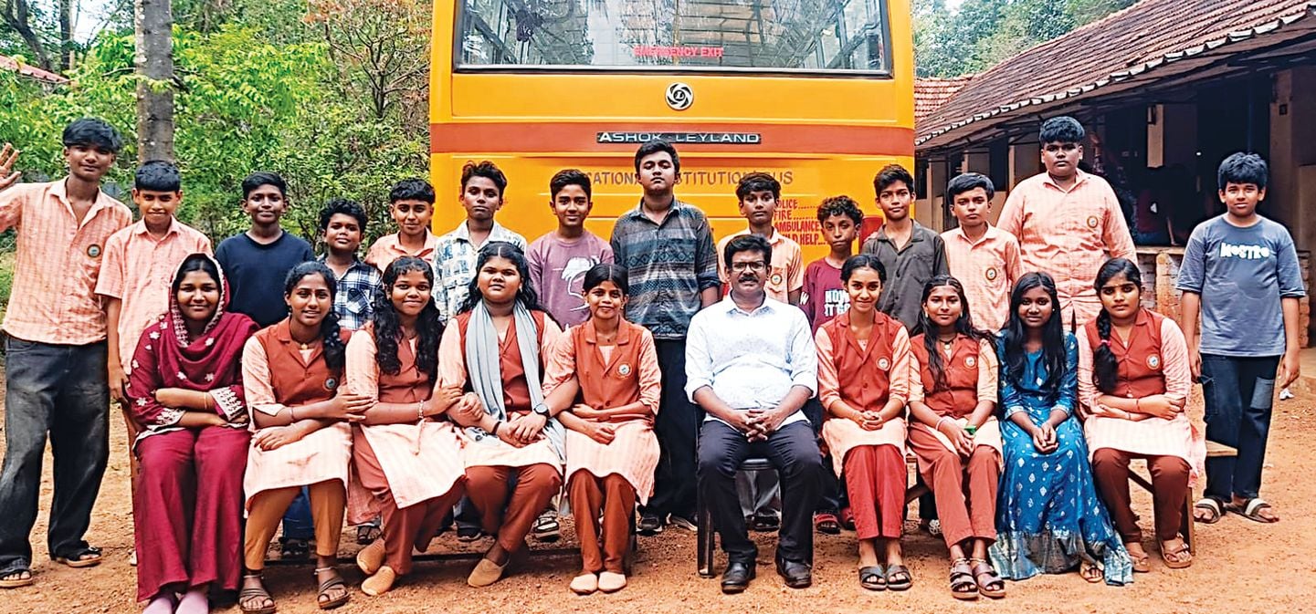 അധ്യാപകന്‍ എൽ സുഗതനും വിദ്യാർഥികളും