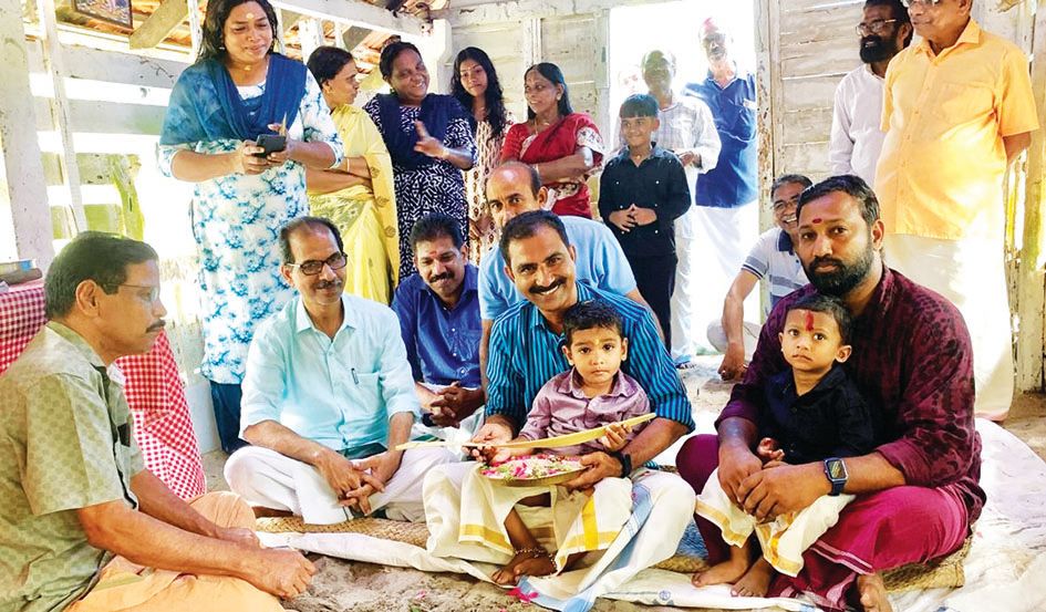 കഞ്ഞിക്കുഴി പഞ്ചായത്ത് പതിനഞ്ചാം വാർഡിൽ പുരുഷനാശാൻ സ്മാരക ആശാൻ  കളരിയിൽ എഴുത്തിനിരുത്ത് ചടങ്ങിൽ കുരുന്നുകൾക്ക്  പഞ്ചായത്ത്  വൈസ് പ്രസിഡന്റ് എം. സന്തോഷ് കുമാർ ആദ്യാക്ഷരം പകർന്നു കൊടുക്കുന്നു 