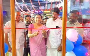 എൻ സുരേന്ദ്രൻനായർ സ്മാരക ഗ്രന്ഥശാല ജില്ലാ പഞ്ചായത്ത് പ്രസിഡന്റ്  ആർ ലതാദേവി ഉദ്ഘാടനംചെയ്യുന്നു