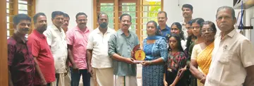 കേരള ഫാർമസി കൗൺസിലിന്റെ കീഴിൽ ബി ഫാം ഡിസ്റ്റിങ്ഷനോടെ വിജയിച്ച സൂര്യ സുമേഷിനെ
സിപിഐ എം കാർത്തികപ്പള്ളി ലോക്കൽ കമ്മിറ്റി അനുമോദിച്ചപ്പോൾ
