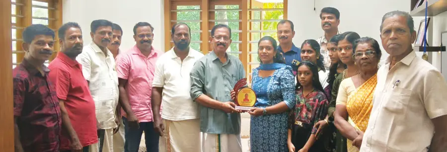 കേരള ഫാർമസി കൗൺസിലിന്റെ കീഴിൽ ബി ഫാം ഡിസ്റ്റിങ്ഷനോടെ വിജയിച്ച സൂര്യ സുമേഷിനെ
സിപിഐ എം കാർത്തികപ്പള്ളി ലോക്കൽ കമ്മിറ്റി അനുമോദിച്ചപ്പോൾ