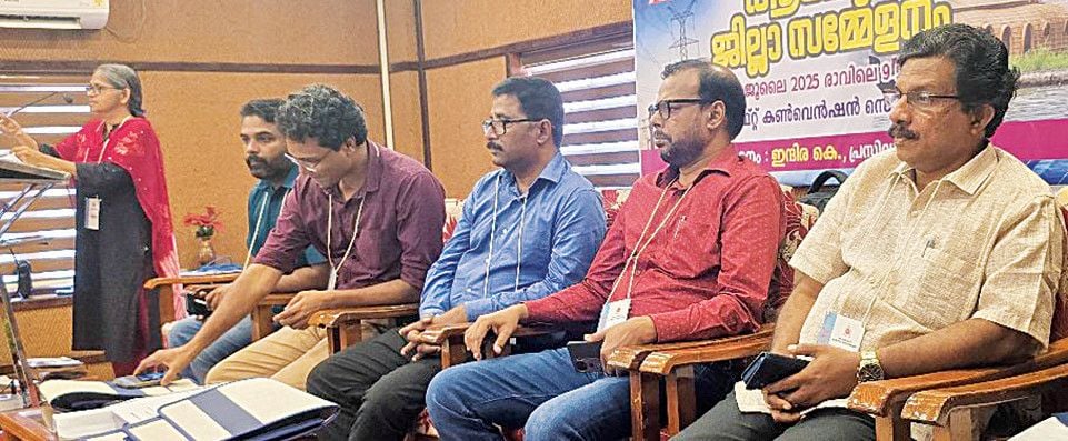 കെഎസ്ഇബി ഓഫീസേഴ്സ് അസോസിയേഷൻ ജില്ലാ സമ്മേളനം സംസ്ഥാന പ്രസിഡന്റ് കെ ഇന്ദിര ഉദ്ഘാടനംചെയ്യുന്നു