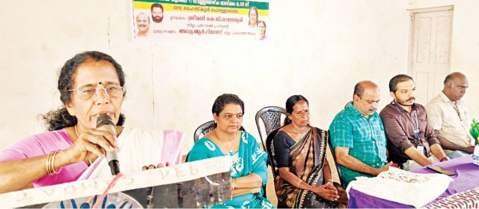 ജില്ലാ പഞ്ചായത്തും ശുചിത്വമിഷനും സ്‌കൂളുകളിൽ നടപ്പാക്കുന്ന തുമ്പൂർമുഴി പദ്ധതി  പൊള്ളേത്തെെ ഗവ. എച്ച്എസില്‍ ജില്ലാ പഞ്ചായത്ത്‌ പ്രസിഡന്റ്  കെ ജി രാജേശ്വരി ഉദ്ഘാടനംചെയ്യുന്നു