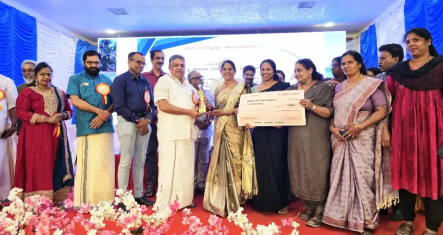 "ശുചിത്വ സാഗരം സുന്ദര തീരം' ഏകദിന പ്ലാസ്റ്റിക് നിർമാർജനത്തില്‍ ഒന്നാംസ്ഥാനം നേടിയ ആലപ്പുഴ നഗരസഭയ്ക്ക് വേണ്ടി നഗരസഭാധ്യക്ഷ കെ കെ ജയമ്മ മന്ത്രി സജി ചെറിയാനില്‍നിന്ന് പുരസ്‍കാരം ഏറ്റുവാങ്ങുന്നു