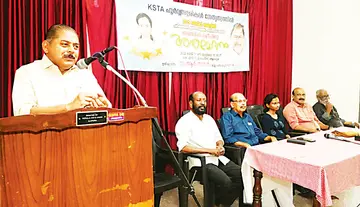സിവിൽ സർവീസ് പരീക്ഷയിൽ ഉന്നത വിജയം നേടിയ അഞ്ജലിയെ അനുമോദിക്കുന്ന യോഗം   സിപിഐ എം ജില്ലാ സെക്രട്ടറി ആർ നാസർ ഉദ്ഘാടനംചെയ്യുന്നു