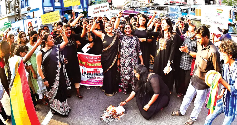 കേന്ദ്ര സർക്കാർ നടപ്പാക്കിയ ട്രാൻസ്‌ജെൻഡർ പേഴ്സൺ പ്രൊട്ടക്ഷൻ ഭേദഗതി ബിൽ  പിൻവലിക്കണമെന്നാവശ്യപ്പെട്ട് സംയുക്ത സമര സമിതിയുടെ നേതൃത്വത്തിൽ തൃശൂർ ബി എസ് എൻ എൽ ഓഫീസിനു മുന്നിൽ ബിൽ കത്തിച്ച്  പ്രതിഷേധിച്ചപ്പോൾ 