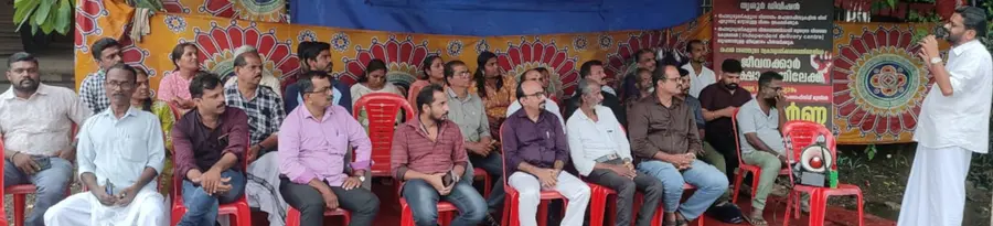 തൃശൂർ പോസ്റ്റൽ സൂപ്രണ്ട് ഓഫീസിന് മുന്നിൽ തപാൽ ജീവനക്കാർ നടത്തിയ ധർണ സിഐടിയു ജില്ലാ സെക്രട്ടറി
ടി സുധാകരൻ ഉദ്ഘാടനം ചെയ്യുന്നു