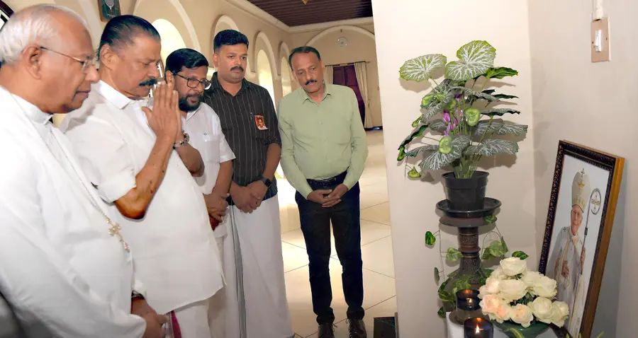 തൃശൂർ ബിഷപ് ഹൗസിൽ എത്തിയ സിപിഐ എം സംസ്ഥാന സെക്രട്ടറി എം വി ഗോവിന്ദൻ അന്തരിച്ച ആർച്ച്‌ ബിഷപ്  മാർ ജേക്കബ്‌ തൂങ്കുഴിയുടെ ഛായാചിത്രത്തിനുമുന്നിൽ അന്ത്യാഞ്ജലി അർപ്പിക്കുന്നു 