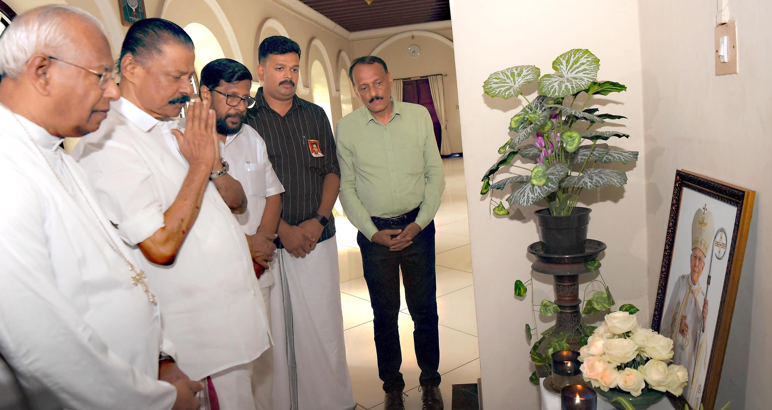 തൃശൂർ ബിഷപ് ഹൗസിൽ എത്തിയ സിപിഐ എം സംസ്ഥാന സെക്രട്ടറി എം വി ഗോവിന്ദൻ അന്തരിച്ച ആർച്ച്‌ ബിഷപ്  മാർ ജേക്കബ്‌ തൂങ്കുഴിയുടെ ഛായാചിത്രത്തിനുമുന്നിൽ അന്ത്യാഞ്ജലി അർപ്പിക്കുന്നു 